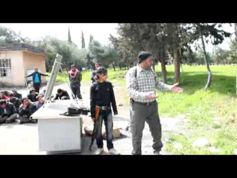 درس عسكري نظري يلقيه المقدم عبيد عبيد على مقاتلي لواء أحفاد الصحابة في أحد المعسكرات