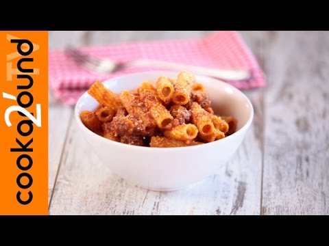 Tortiglioni al sugo di costine di maiale / Ricetta pasta