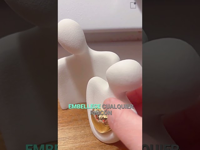 Vídeo relacionado con JJQHYC Estatuilla Romántica de Pareja, Figura de Amor Cerámica Blanca, Adornos Pequeños para Decoración del Hogar, Moderna Escultura de Regalo para Aniversario de Boda
