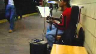 Boston subway singer sings &quot;tiempo en una botella&quot; (ricardo arjona)