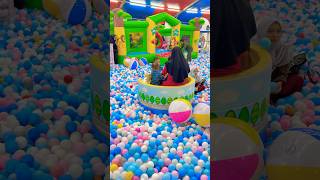 Download lagu Duduk berputar putar di kursi bulat wahana mandi bola seru dan bola biru mini jatoh mp3 Download lagu Duduk berputar putar di kursi bulat wahana mandi bola seru dan bola biru mini jatoh mp3