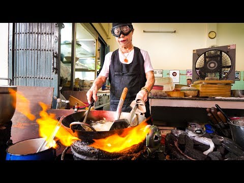 Thai Street Food Michelin Star - GIANT CRAB OMELET at Jay Fai (ร้านเจ๊ไฝ) in Bangkok,  Thailand!