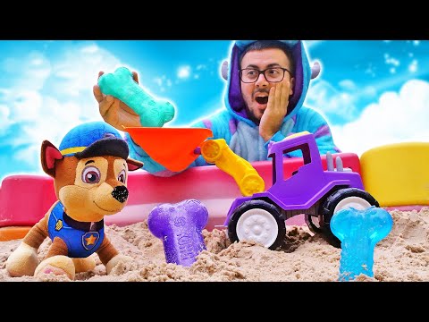 Oyuncak buldozer ve Chase ile kum havuzunda oyun! Araba oyunları