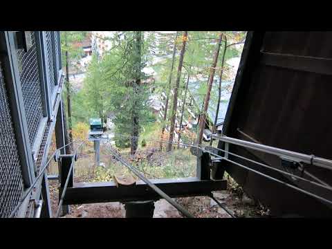 Standseilbahn Zermatt Chalet Les Ecureuils - Wagen kommt in die Bergstation 2019