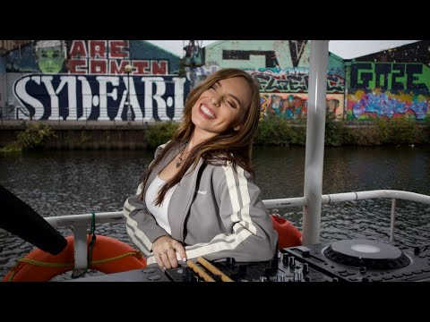 Stephani B - Manchester Canal Set - ON A BOAT