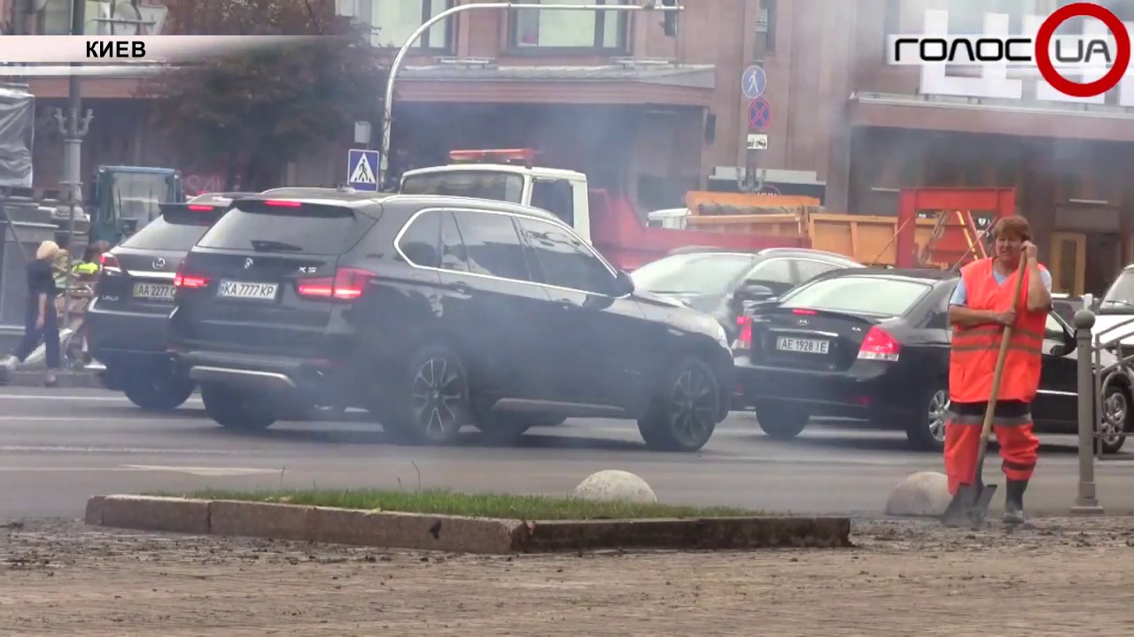 Крещатик завален горой мусора и грязи.  По Киеву пронеслась буря
