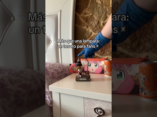 Vídeo relacionado con One Piece Mapa Cilíndrica Lámpara LED, Luz Nocturna LED con 3 Niveles de Brillo, Alimentación USB-C o Pilas, Lámpara de Mesita de Noche, Decoración Habitación Manga, Regalos Anime (Multi Mapa)