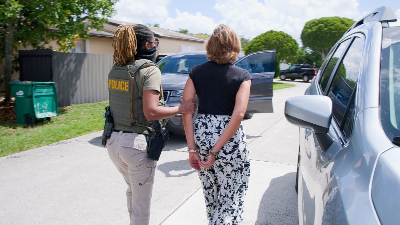 Bildquelle: ICE arresta en Miami a hermana de funcionaria cubana vinculada con GAESA Noticiero 10 pm 05/21/2026 von UNIVISION MIAMI