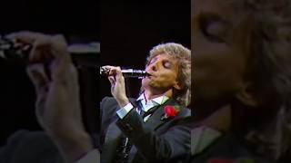 #BarryManilow whips it out! 👀 (Live from Barry Manilow - A Decade of Hits)