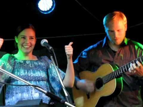 Johanna Iivanainen elojuhlilla  Joiku