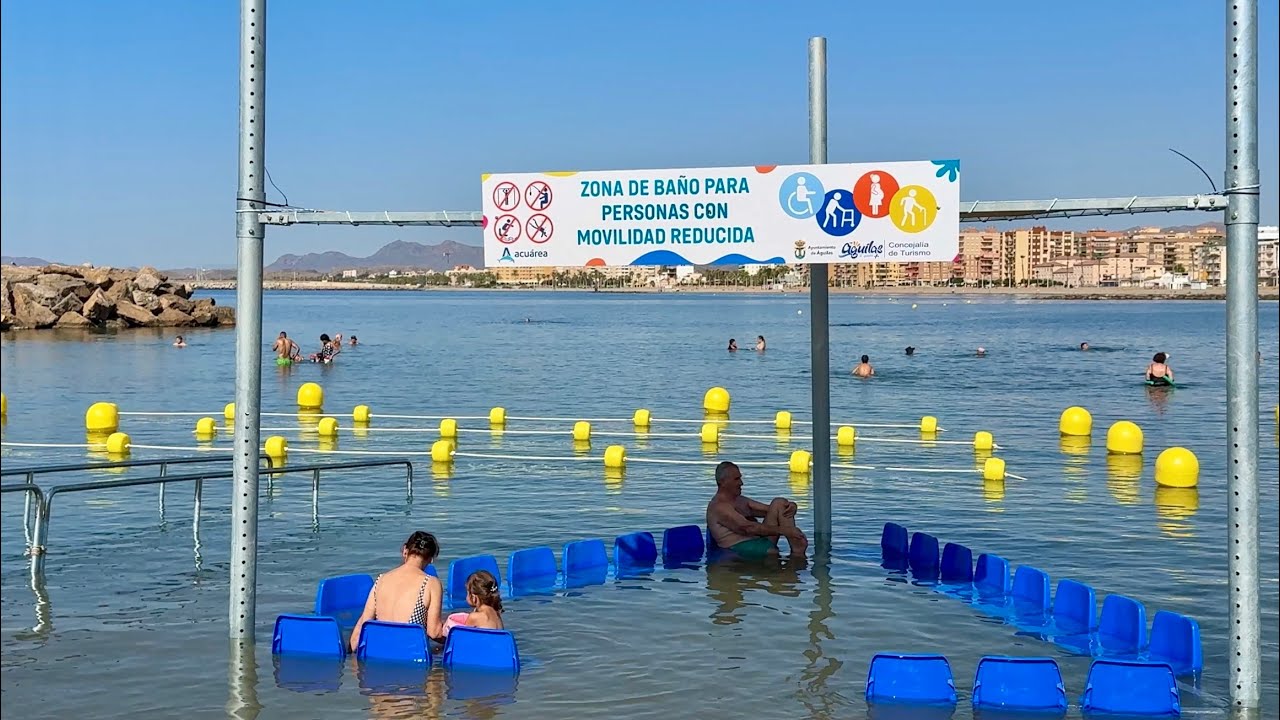 Hoy se ha abierto al público una isla de baño en la playa de La Colonia en Águilas