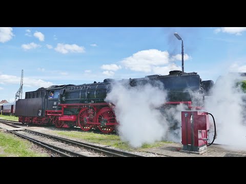 Dampflok 001 180 wird mit Kohle und Wasser versorgt........