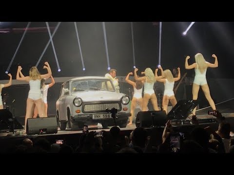 Leoš Mareš - Svalnatec live v O2 Areně s trabantem (feat. Local Girl Gang)