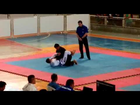 Minha luta Jiujitisu ,  estréia faixa azul.  Kimono preto