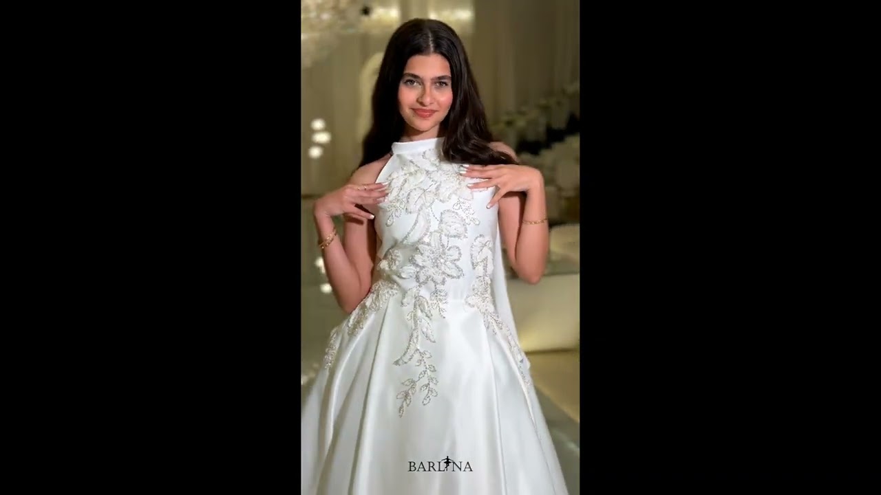 فستان أبيض برقبة مرتفعة وتطريزات منسدلة - سنة