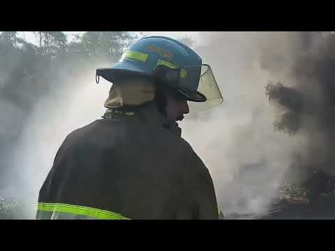 Bomberos, liquidaron incendio terreno con maleza seca  colonia América, San Jacinto, San Salvador.