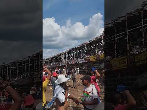 poco a poco,va llegando la gente a la corraleja, en Sabanalarga Atlántico.