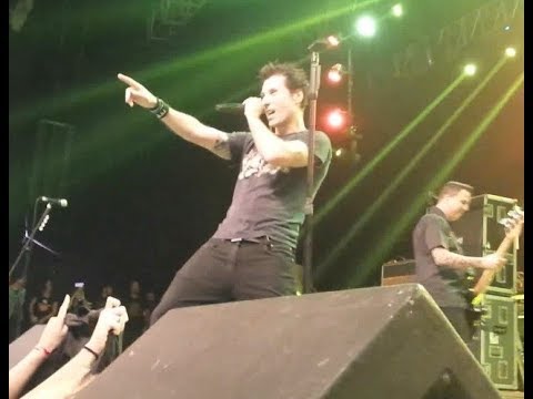 Dinho Ouro Preto e Cpm 22 - Sheena is a Punk Rocker - Um Minuto P/ o Fim do Mundo, Rádio Cidade