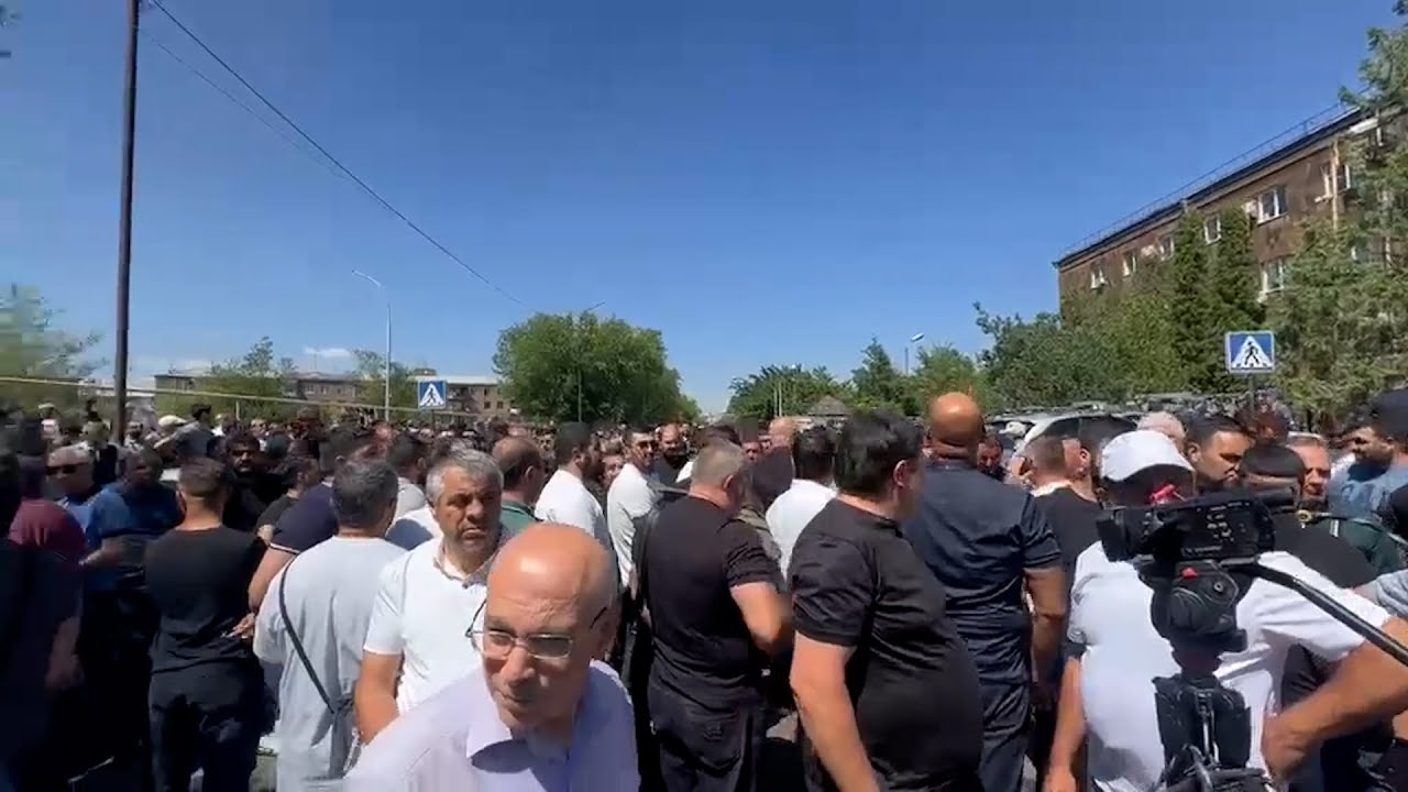 Ինչ է կատարվում դատարանի առջև