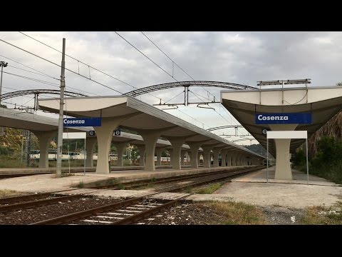 Regionali in arrivo e partenza alla stazione di Cosenza