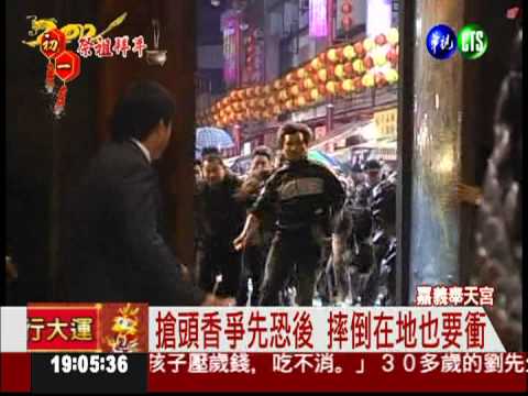 嘉義奉天宮搶頭香 大學生盼畢業!