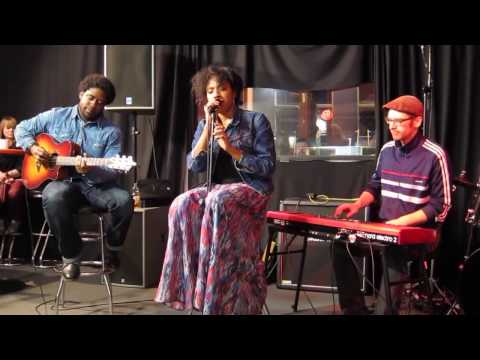 Y'akoto - Bodymovements (live at Radio Hamburg)