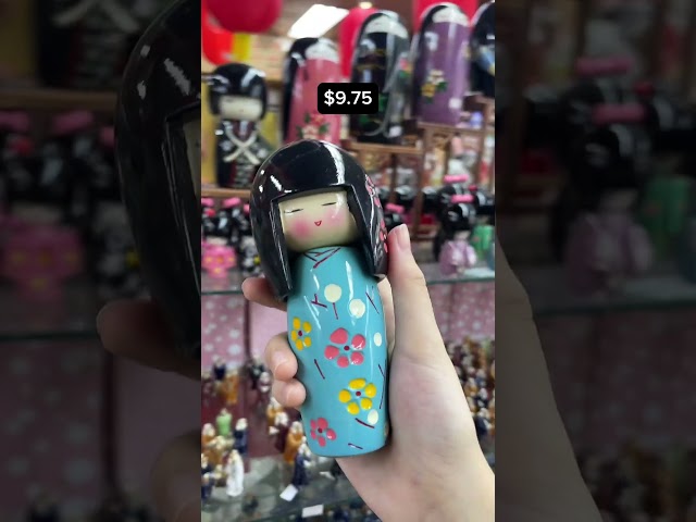 Vídeo relacionado con Kokeshi Doll - Auténtica muñeca geisha japonesa, exquisita artesanía de resina, decoración cultural japonesa perfecta, 4.3 x 2.8 x 12.2 pulgadas