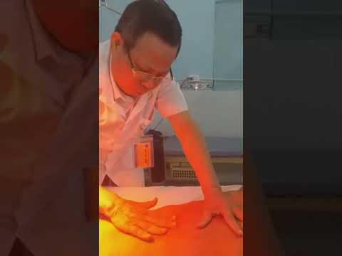 Thầy Hà Đức Dự điều trị cho bệnh nhân đau thần kinh tọa do thoát vị đĩa đệm l4l5-l5s1 tại phòng khám đông y Thiên Phật Đường số 558 Đường Nguyễn Oanh Phường 6 Quận Gò Vấp Tp Hồ Chí Minh. 