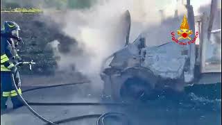 furgone-in-fiamme-sull-autostrada-a16-tanta-paura-per-due-giovani-operai