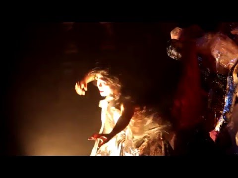 シートの間に。ブラックリスト、ダークモフォ2015。 (In between the sheets. Blacklist, Dark Mofo 2015.)