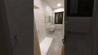 Bagno con piatto doccia a filo pavimento...