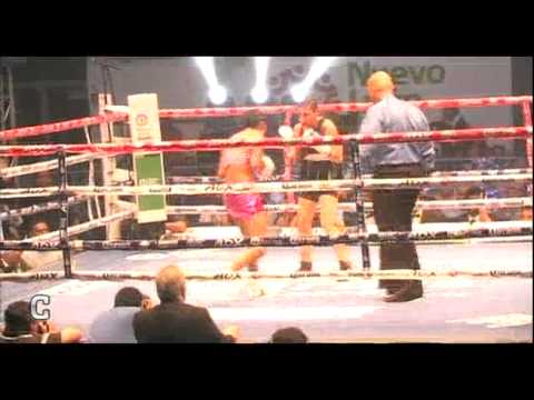 Castiga Arely a rival y retiene título