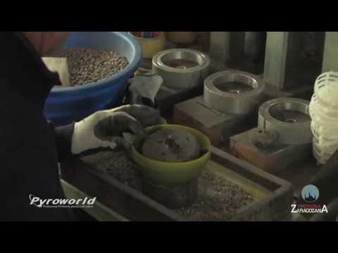 Factory visit Pirotecnia Zaragozana: producing a 6 inch shell - fireworks - vuurwerk