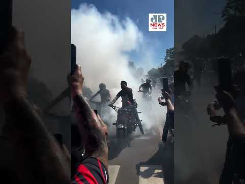 Despedida de Lurrique Ferrari reúne homenagem de amigos em Adamantina (SP) durante enterro