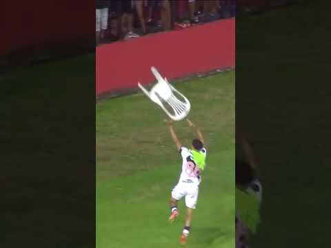 LOUCURA! Jogador do Vasco joga cadeira em direção a torcida do Sport #vasco #sport #confusão