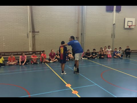 zaalvoetbaltraining op basisscholen in Nieuw-West met Mo Boutaka | AORC/Lebo Vastgoed | Sportimpuls