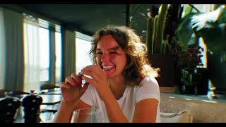 Video zu 'Make Me Feel' ansehen Video zu 'Make Me Feel' ansehen