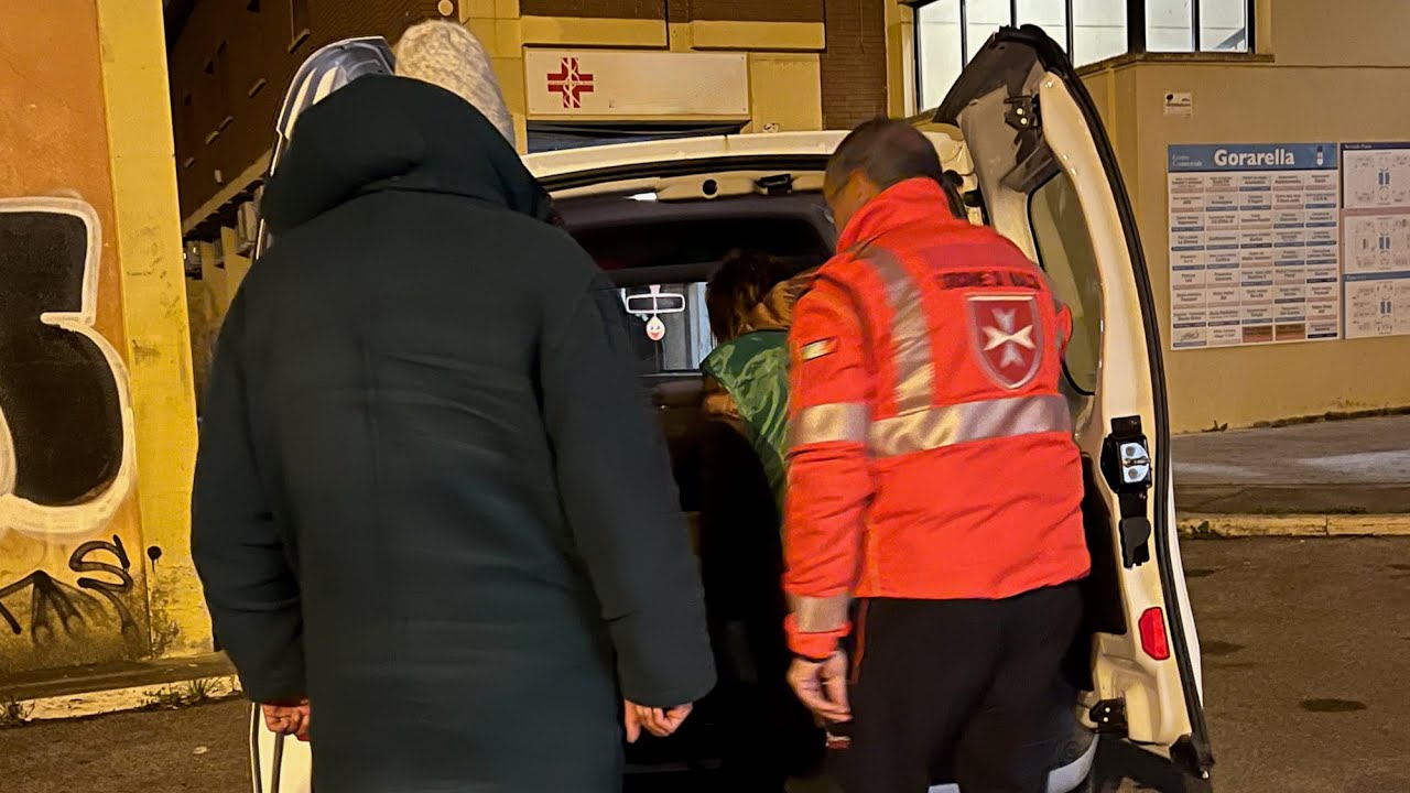 Abitare la notte: una sera con i volontari che portano minestra e coperte ai senzatetto