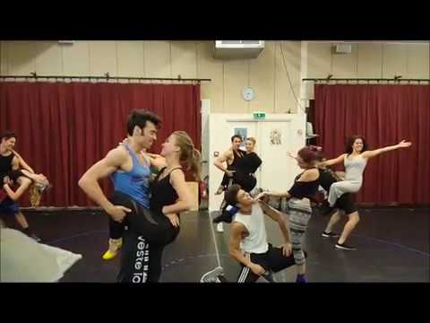 Répétitions de Grease - Le Musical au Théâtre Mogador avec Alexis Loizon et Alyzée Lalande