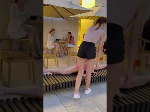 And what would you do in such a situation?! 😅 #split #flexibility #gymnastic