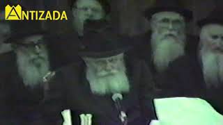 ניגון התוועדות (ניגון רצ"ה) בהתוועדות כ"ק הרבי מליובאוויטש - התמונה מוצגת ישירות מתוך אתר האינטרנט יוטיוב. זכויות היוצרים בתמונה שייכות ליוצרה. קישור קרדיט למקור התוכן נמצא בתוך דף הסרטון