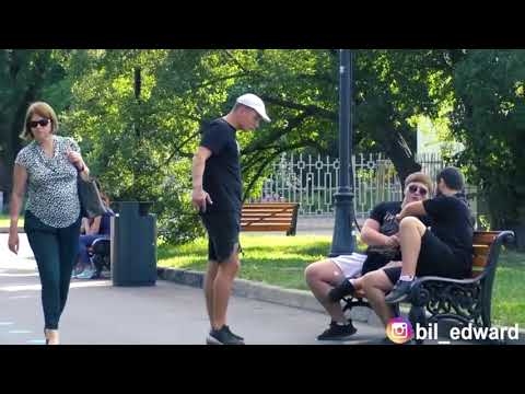 Edward Bil получает в Сосальню Нарезка