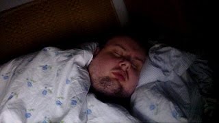 Stary niedźwiedź mocno śpi