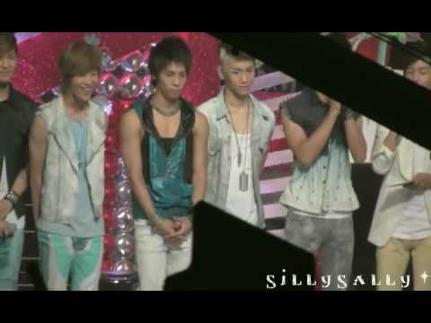 [Fancam] 100806 SHINee reacts to Minho's wink @ MB