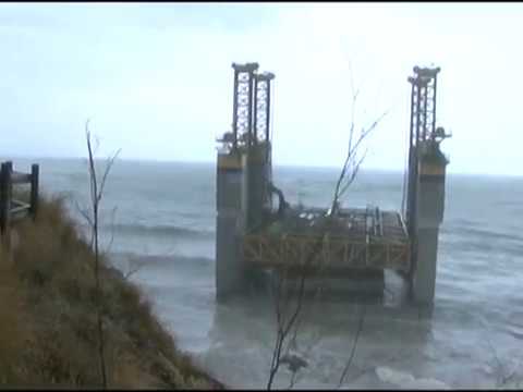 La gabarra Agronauta encalla a orillas de la cala de Benalnatura