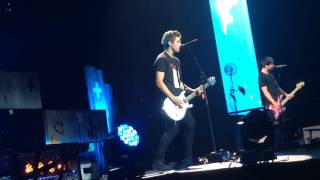 5 Seconds Of Summer- Kiss Me Kiss Me, Calum forgetts lyrics!! FRONT ROW, Stockholm Sweden