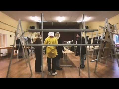 Hängning av fotoutställning i Garda