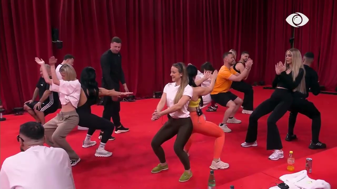 Të ndarë në çifte, banorët ia marrin këngës teksa kryejnë sfidën e rezistencës