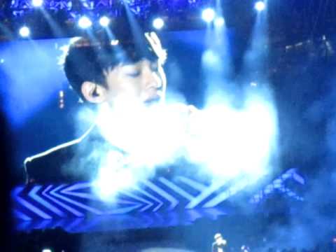 [FANCAM] SMTOWN IN SG - Stage with Ryeowook (SUJU), Onew (SHINee) and one EXO member