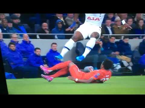 Serge Aurier jumps on David Alaba